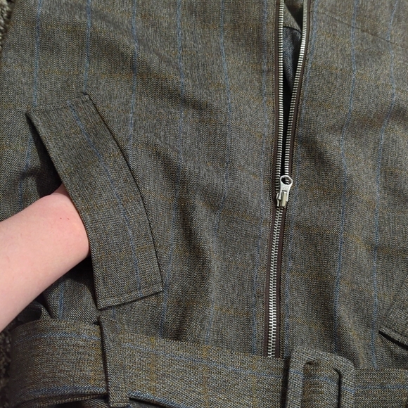 Neutral pencil skirt with matching belt. - Picture 4 of 5